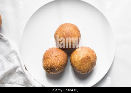 Vue aérienne du rouleau d'oeufs nigérian maison, rouleau d'oeufs africains fraîchement préparé sur une assiette blanche, plat d'oeufs enveloppé dans de la pâte frite Banque D'Images