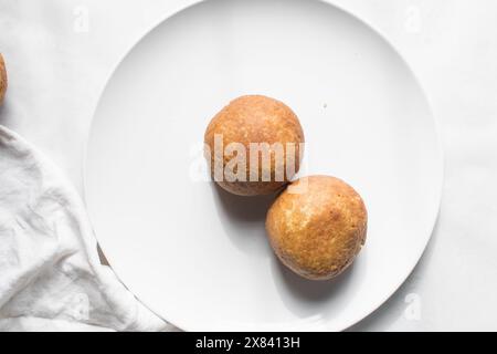 Vue aérienne du rouleau d'oeufs nigérian maison, rouleau d'oeufs africains fraîchement préparé sur une assiette blanche, plat d'oeufs enveloppé dans de la pâte frite Banque D'Images