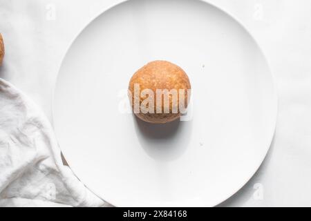 Vue aérienne du rouleau d'oeufs nigérian maison, rouleau d'oeufs africains fraîchement préparé sur une assiette blanche, plat d'oeufs enveloppé dans de la pâte frite Banque D'Images