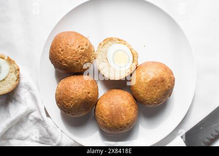 Vue aérienne du rouleau d'oeufs nigérian maison, rouleau d'oeufs africains fraîchement préparé sur une assiette blanche, plat d'oeufs enveloppé dans de la pâte frite Banque D'Images