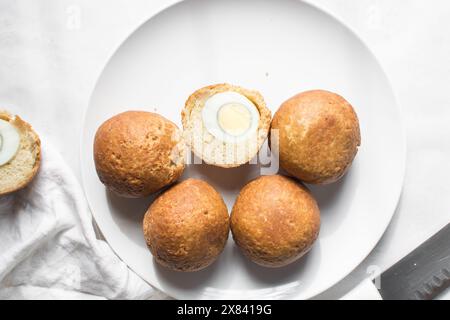 Vue aérienne du rouleau d'oeufs nigérian maison, rouleau d'oeufs africains fraîchement préparé sur une assiette blanche, plat d'oeufs enveloppé dans de la pâte frite Banque D'Images