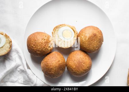 Vue aérienne du rouleau d'oeufs nigérian maison, rouleau d'oeufs africains fraîchement préparé sur une assiette blanche, plat d'oeufs enveloppé dans de la pâte frite Banque D'Images