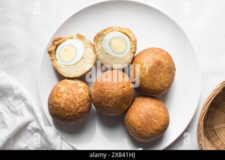 Vue aérienne du rouleau d'oeufs nigérian maison, rouleau d'oeufs africains fraîchement préparé sur une assiette blanche, plat d'oeufs enveloppé dans de la pâte frite Banque D'Images