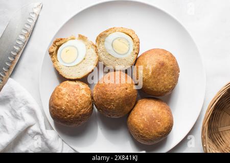 Vue aérienne du rouleau d'oeufs nigérian maison, rouleau d'oeufs africains fraîchement préparé sur une assiette blanche, plat d'oeufs enveloppé dans de la pâte frite Banque D'Images