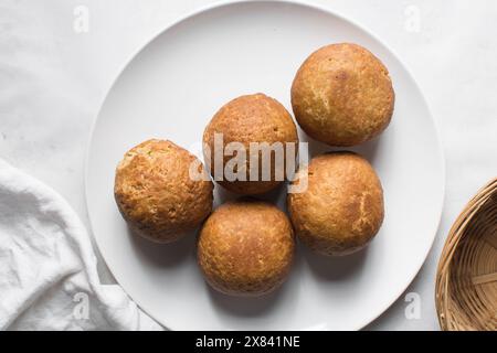 Vue aérienne du rouleau d'oeufs nigérian maison, rouleau d'oeufs africains fraîchement préparé sur une assiette blanche, plat d'oeufs enveloppé dans de la pâte frite Banque D'Images