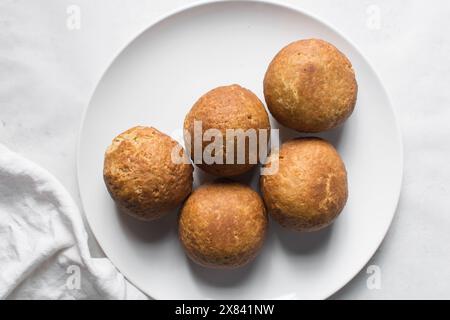 Vue aérienne du rouleau d'oeufs nigérian maison, rouleau d'oeufs africains fraîchement préparé sur une assiette blanche, plat d'oeufs enveloppé dans de la pâte frite Banque D'Images