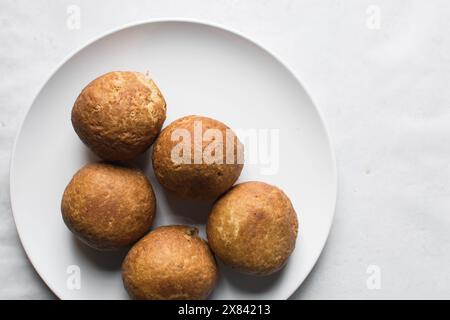 Vue aérienne du rouleau d'oeufs nigérian maison, rouleau d'oeufs africains fraîchement préparé sur une assiette blanche, plat d'oeufs enveloppé dans de la pâte frite Banque D'Images