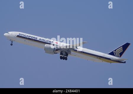 Singapore Airlines Boeing 777-321(er) immatriculé 9V-SWT décollant de LAX, aéroport international de Los Angeles, Banque D'Images