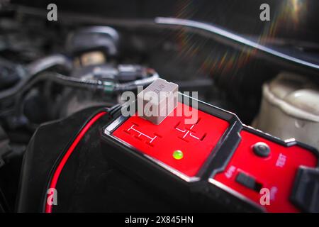Test de relais de voiture avec un testeur de relais pour test de système , entretien de voiture et concept d'entretien de réparation Banque D'Images