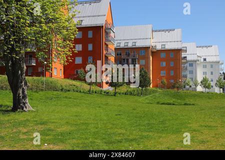 Sodertalje, Suède - 18 mai 2024 : vue d'immeubles d'appartements contemplatifs reseidential avec un espace public recrational devant le Sagverksvagen Banque D'Images