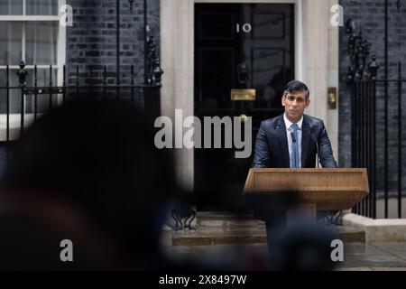 Londres, Royaume-Uni. 22 mai 2024. Le premier ministre Rishi Sunak fait une déclaration devant le 10 Downing Street annonçant la date des prochaines élections générales. Des élections législatives auront lieu au Royaume-Uni le 4 juillet 2024 avec le Parti travailliste de Keir Starmer toujours en tête dans les sondages et qui devrait former le prochain gouvernement. Crédit : SOPA images Limited/Alamy Live News Banque D'Images