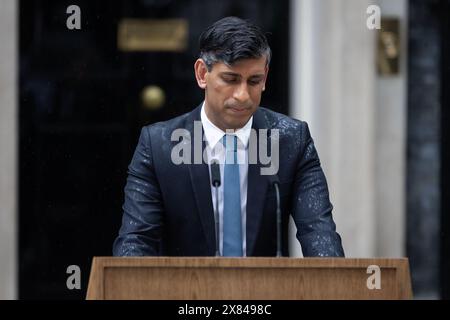 Londres, Royaume-Uni. 22 mai 2024. Le premier ministre Rishi Sunak fait une déclaration devant le 10 Downing Street annonçant la date des prochaines élections générales. Des élections législatives auront lieu au Royaume-Uni le 4 juillet 2024 avec le Parti travailliste de Keir Starmer toujours en tête dans les sondages et qui devrait former le prochain gouvernement. Crédit : SOPA images Limited/Alamy Live News Banque D'Images