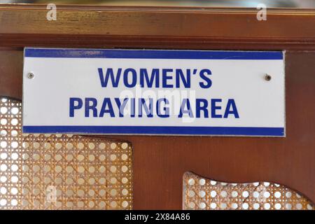 Mosquée Fatih, Fatih Camii, Mosquée Conquérant, district de Fatih, Istanbul, partie européenne, Turquie, Asie, signe pour l'aire de prière des femmes dans une mosquée Banque D'Images
