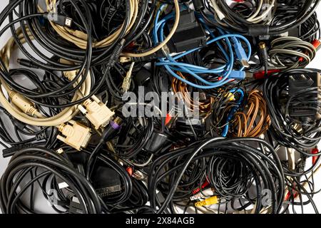 Différents câbles de différentes couleurs dans une pile, encombrement de câbles Banque D'Images