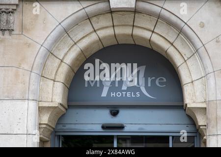 nantes , France - 05 22 2024 : texte du panneau hôtel mercure et logo mural marque sur la façade de l'entrée du bâtiment Banque D'Images