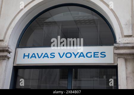 nantes , France - 05 22 2024 : panneau texte Havas voyages et logo de la marque devant l'agence de voyages de vacances Banque D'Images