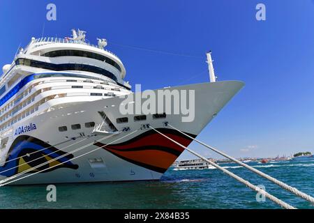 Un grand bateau de croisière AIDAstella, dans le port, amarré dans l'eau claire sous un ciel bleu, Istanbul, province d'Istanbul, Turquie Banque D'Images