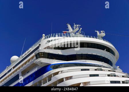 Gros plan du pont supérieur d'un navire de croisière moderne AIDAstella, sous un ciel bleu vif, Istanbul, province d'Istanbul, Turquie Banque D'Images