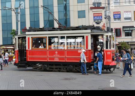 Tramway historique Nostaljik Tramvay conduisant à travers la rue commerçante Istiklal Caddesi, Beyoglu, Istanbul, partie européenne, province d'Istanbul, Turquie, Asie Banque D'Images