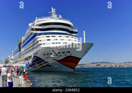 Un grand bateau de croisière moderne AIDAstella, Asie dans le port avec des passagers à l'embarcadère. Le ciel est bleu, Istanbul, province d'Istanbul, Turquie, Asie Banque D'Images