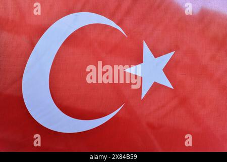 Drapeau national turc avec un croissant blanc et une étoile sur fond rouge, Istanbul, province d'Istanbul, Turquie Banque D'Images