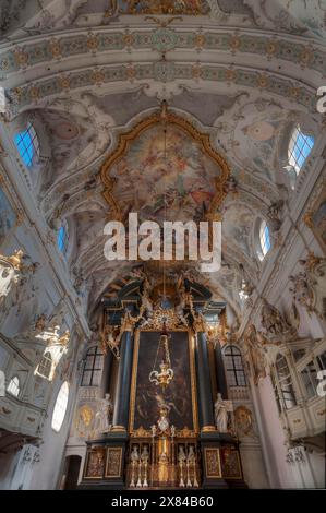 Intérieur Rockoko avec autel et voûte de la basilique de St Emmeran, Ratisbonne, Haut-Palatinat, Bavière, Allemagne Banque D'Images