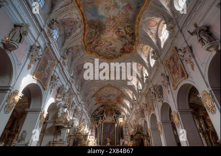 Intérieur Rockoko avec autel et voûte de la basilique de St Emmeran, Ratisbonne, Haut-Palatinat, Bavière, Allemagne Banque D'Images