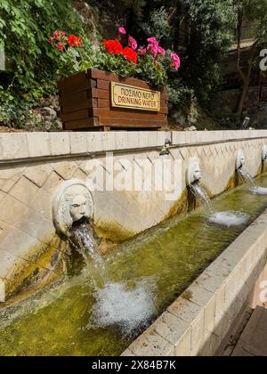 Vue partielle de la fontaine du lion fontaine vénitienne Kefalovrisi avec 25 jets d'eau en forme de tête de lion tête de lion tête de lion au-dessus du signe de chaîne Plla Banque D'Images