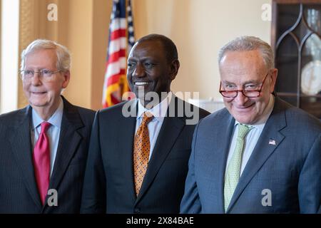 Washington, États-Unis. 22 mai 2024. Le président kenyan William Ruto rencontre le chef de la majorité au Sénat des États-Unis Chuck Schumer (démocrate de New York), le chef de la minorité au Sénat des États-Unis Mitch McConnell (républicain du Kentucky) et d'autres sénateurs dans le Capitole des États-Unis à Washington, DC, États-Unis le mercredi 22 mai 2024. Photo Annabelle Gordon/CNP/ABACAPRESS. COM Credit : Abaca Press/Alamy Live News Banque D'Images