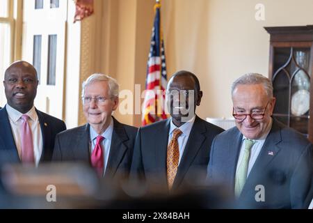 Washington, États-Unis. 22 mai 2024. Le président kenyan William Ruto rencontre le chef de la majorité au Sénat des États-Unis Chuck Schumer (démocrate de New York), le chef de la minorité au Sénat des États-Unis Mitch McConnell (républicain du Kentucky) et d'autres sénateurs dans le Capitole des États-Unis à Washington, DC, États-Unis le mercredi 22 mai 2024. Photo Annabelle Gordon/CNP/ABACAPRESS. COM Credit : Abaca Press/Alamy Live News Banque D'Images