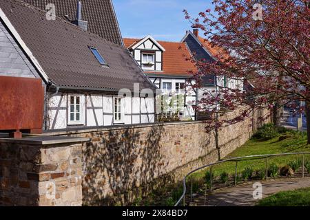 Maisons à colombages le long du mur historique de la ville à Hattingen, district d'Ennepe-Ruhr, Rhénanie du Nord-Westphalie, Allemagne Banque D'Images