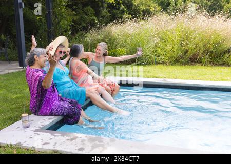 Divers amis féminins seniors riant à l'extérieur, portant des vêtements colorés, espace de copie Banque D'Images
