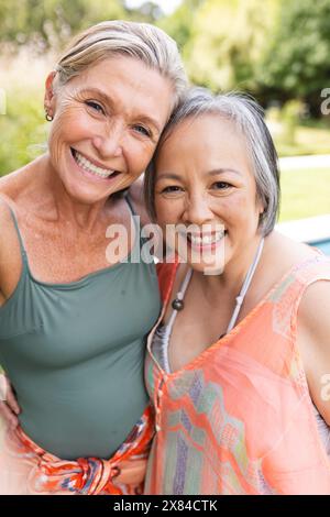 Diverses amies seniors souriant ensemble à l'extérieur Banque D'Images