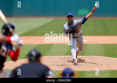 CLEVELAND, OH - 22 MAI : Jose Quintana (62) lance le lanceur des mets de New York lors d'un match MLB contre les Guardians de Cleveland le 22 mai 2024 au progressive Field à Cleveland, Ohio. (Photo de Joe Robbins/image du sport) Banque D'Images