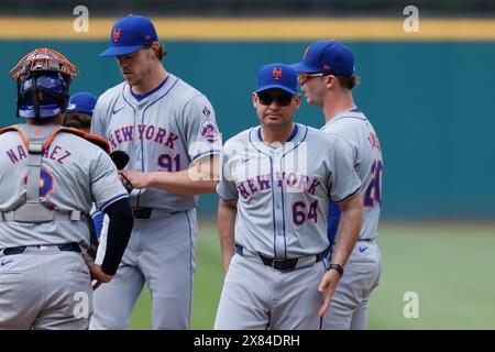 CLEVELAND, OH - 22 MAI : Carlos Mendoza (64 ans), entraîneur des New York mets, regarde pendant un match de la MLB contre les Guardians de Cleveland le 22 mai 2024 au progressive Feild à Cleveland, Ohio. (Photo de Joe Robbins/image du sport) Banque D'Images