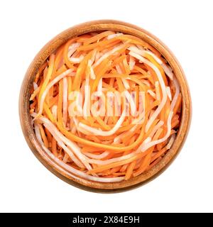 Salade de céleri-rave mariné et de carottes dans un bol en bois. Bandes de céleri racine ou de céleri à pommeau et bandes de carottes, pasteurisées et conservées en saumure. Banque D'Images