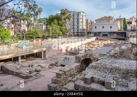 Les ruines de l'ancien théâtre romain à Malaga, Espagne, par une journée ensoleillée Banque D'Images