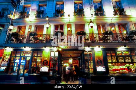 Paris, France, le Procope Cafe, le plus ancien Café de Paris, 13, Rue ancienne Comédie, illuminé Store Front, la nuit. Restaurant bistro français traditionnel Banque D'Images