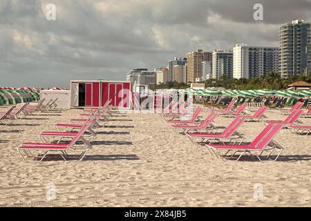 Chaises longues à Miami, États-Unis. Chaises longues roses sur la plage. Meubles de plage. Vacances d'été Banque D'Images