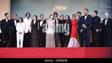 Cannes, France. 22 mai 2024. Les acteurs arrivent pour la projection du film 'le Comte de Monte-Cristo' (le Comte de Monte-Cristo) lors de la 77ème édition du Festival de Cannes à Cannes, dans le sud de la France, le 22 mai 2024. Crédit : Gao Jing/Xinhua/Alamy Live News Banque D'Images