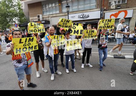 Des manifestants manifestent contre le propriétaire de la VCF Peter Lim devant le stade de Mestalla Banque D'Images