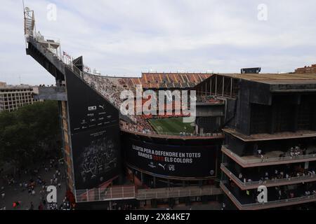 Des manifestants manifestent contre le propriétaire de la VCF Peter Lim devant le stade de Mestalla Banque D'Images