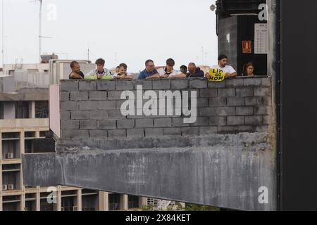 Des manifestants manifestent contre le propriétaire de la VCF Peter Lim devant le stade de Mestalla Banque D'Images