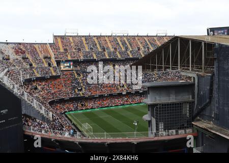 Des manifestants manifestent contre le propriétaire de la VCF Peter Lim devant le stade de Mestalla Banque D'Images