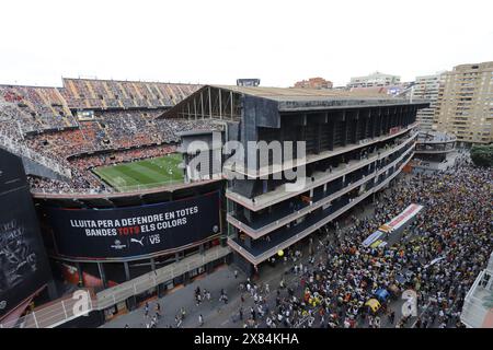 Des manifestants manifestent contre le propriétaire de la VCF Peter Lim devant le stade de Mestalla Banque D'Images