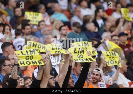 Des manifestants manifestent contre le propriétaire de la VCF Peter Lim devant le stade de Mestalla Banque D'Images