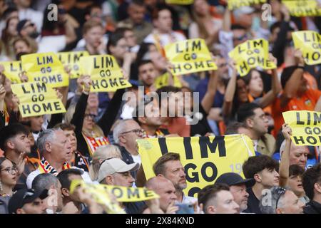 Des manifestants manifestent contre le propriétaire de la VCF Peter Lim devant le stade de Mestalla Banque D'Images