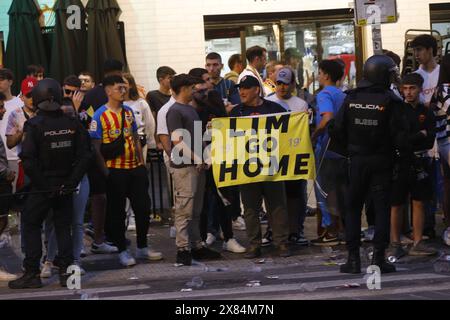 Des manifestants manifestent contre le propriétaire de la VCF Peter Lim devant le stade de Mestalla Banque D'Images