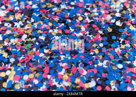 Confettis colorés (morceaux de papier) recouvrant le trottoir jeté par les acclamateurs du carnaval pendant le carnaval de Bâle, en Suisse. Banque D'Images