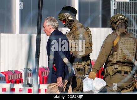 23 mai 2024, Hesse, Francfort-sur-le-main : Heinrich XIII Prince Reuß, accusé, est conduit par des forces de police spéciales au bâtiment du tribunal régional supérieur de Sossenheim pour la poursuite du procès contre le groupe présumé de 'Reichsbürger' autour du Prince Reuß. La poursuite fédérale accuse les neuf accusés d'appartenance à une organisation terroriste, entre autres. Photo : Andreas Arnold/dpa Banque D'Images